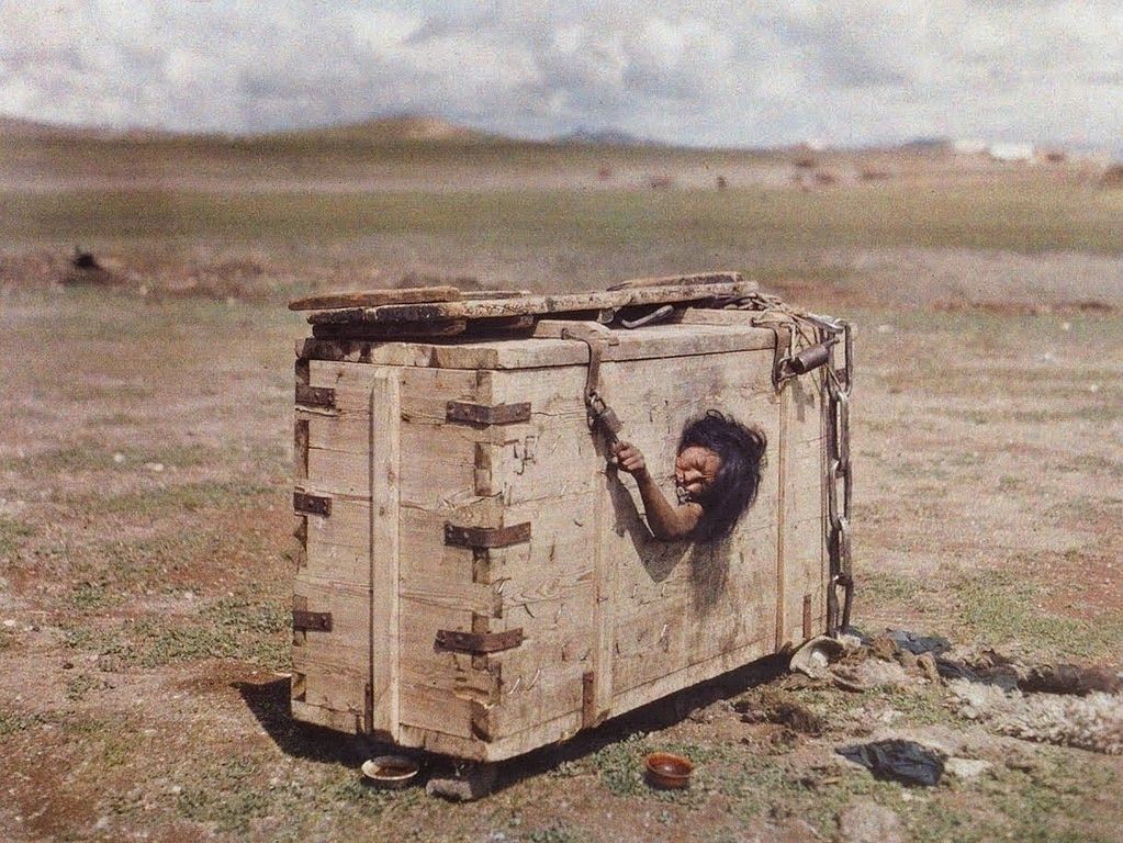 Mujer Mongola Dentro De Una Caja