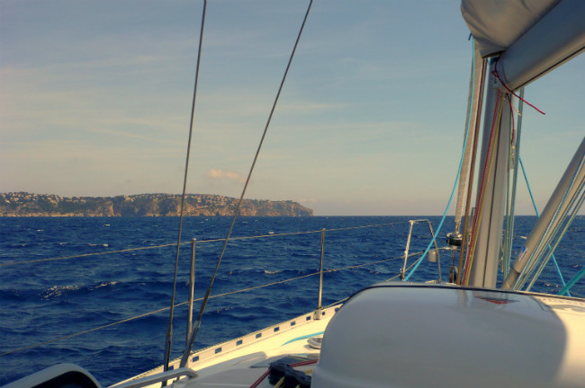 viajar en velero por la costa