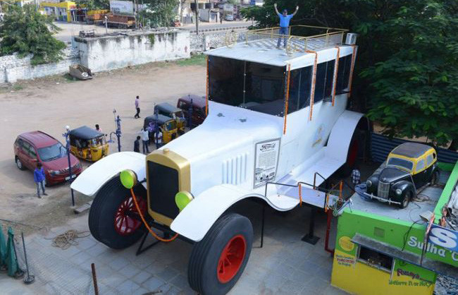 Este Ford Tourer de 8 metros de alto sirve como reclamo en un curioso museo de la India