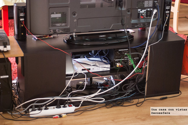 Una idea para esconder todos los cables en la mesa de la tv