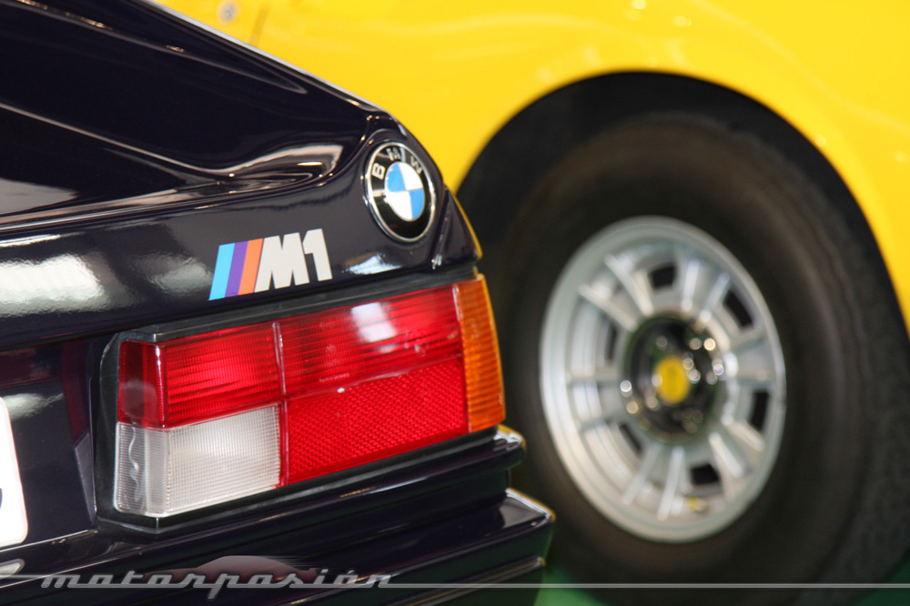 al costado del Bmw M1 lucía un Ferrari Dino