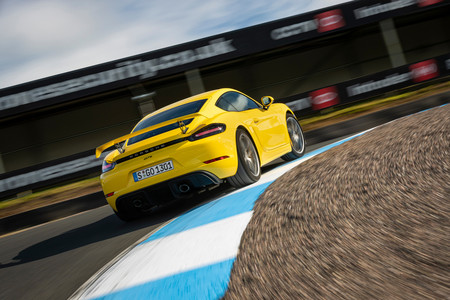 Porsche 718 Cayman GT4 trasera circuito