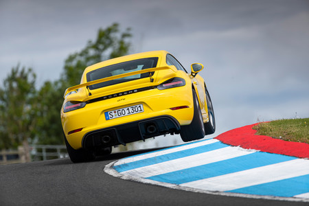 Porsche 718 Cayman GT4 trasera