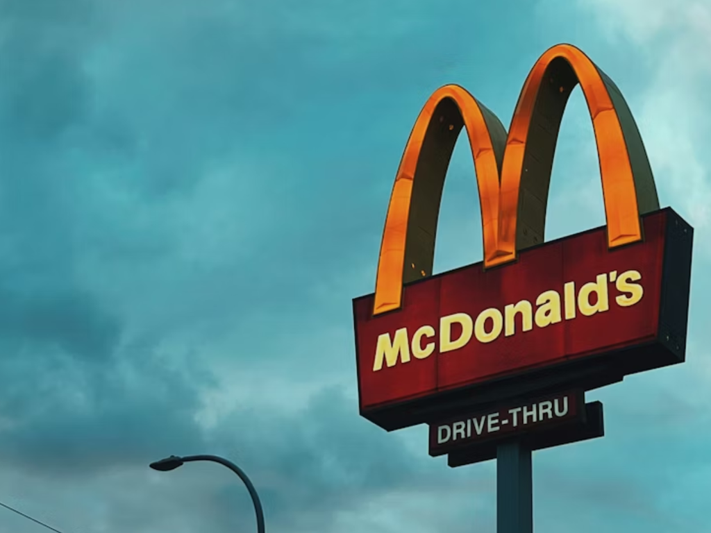 Um usuário usou o ChatGPT para comer no McDonald's de graça por quase um ano: seu truque foi um pedido simples