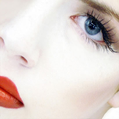 El maquillaje para los cabellos rojos y las pecas