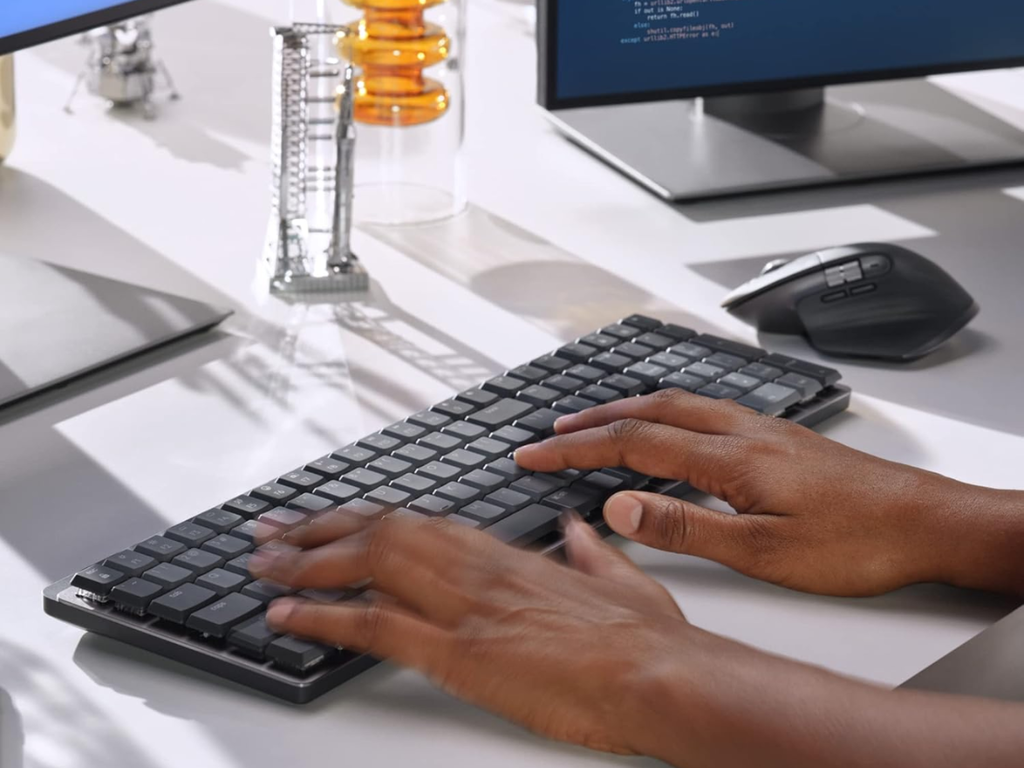 Teclado sem fio premium em oferta: Logitech MX Mechanical fica até 28% mais barato na Amazon