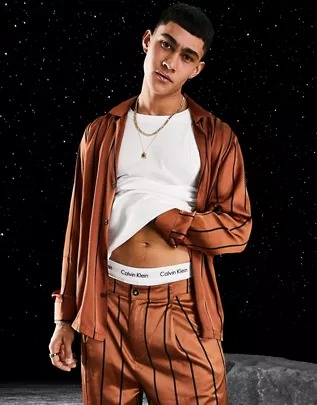 Camisa marrón de corte estándar con solapas a rayas de satén de ASOS DESIGN