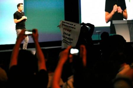 La imagen de la semana: Dos manifestantes en la presentación del Google I/O