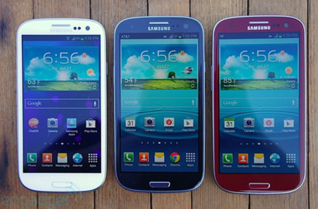Galaxy SIII versión Garnet Red, en rojo granate, posa codo con codo las demás