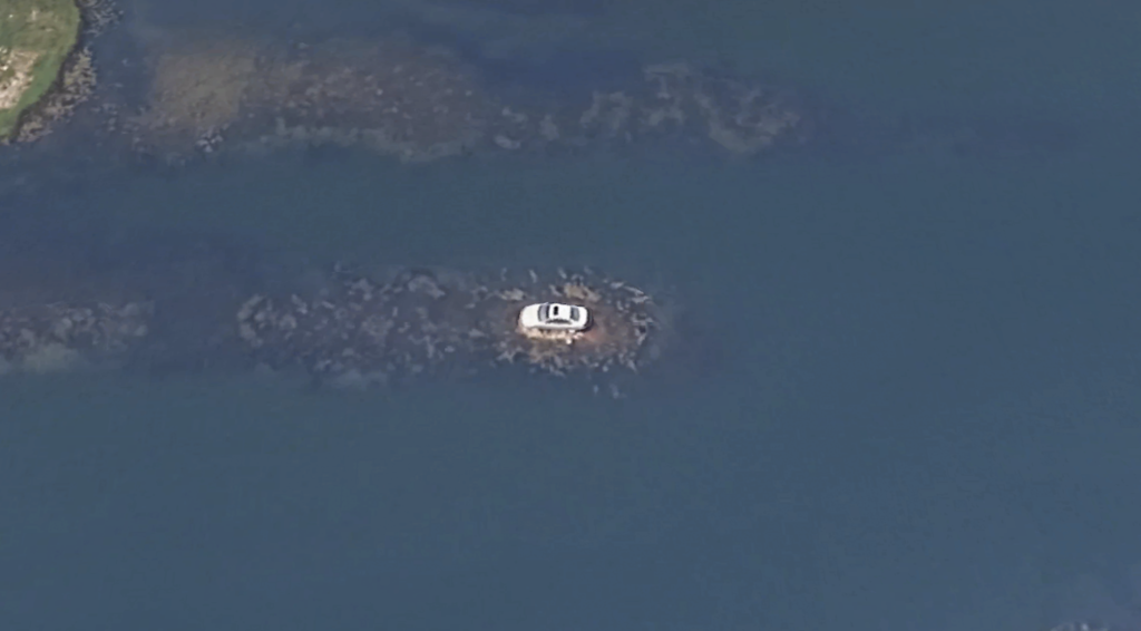 Um Volvo S80 está estacionado no meio de um lago há 13 anos, e se tornou atração turística