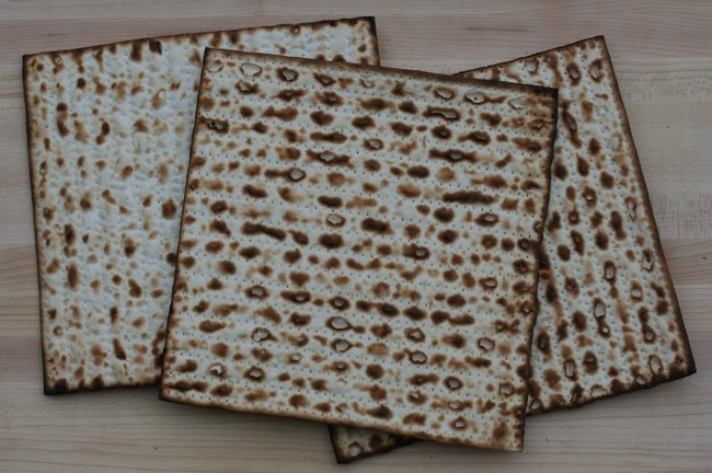 «3matzot» de Jonathunder - Trabajo propio. Disponible bajo la licencia GFDL 1.2 vía Wikimedia Commons - https://commons.wikimedia.org/wiki/File:3matzot.jpg#/media/File:3matzot.jpg