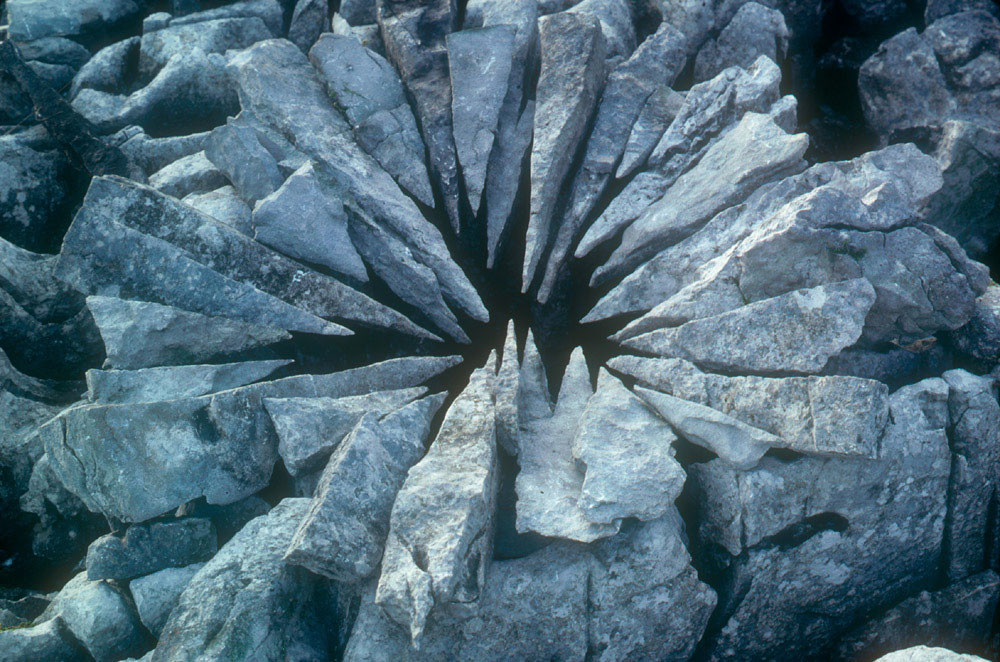 Agujero cubierto con pequeñas piedras puntiagudas