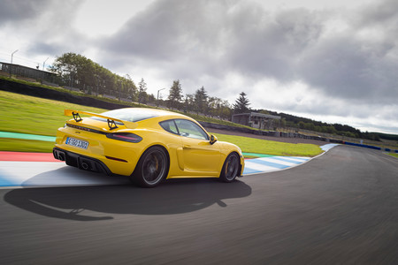 Porsche 718 Cayman GT4 trasera lateral en circuito