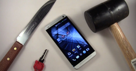 El HTC One se somete a los rayajos de llaves, cuchillos y caídas