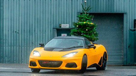 Lotus nos felicita las fiestas quemando rueda con un Evora GT410 Sport que lleva un árbol de Navidad