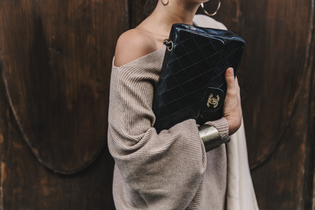 Long Blazer Off The Shoulders Knit Jeans Chanel Escarpins Shoes Chanel Bag Hoop Earring Outfit Street Style Topknot 71