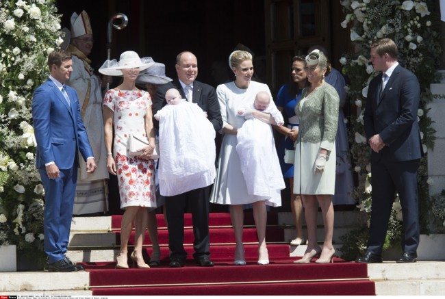 ... con un vestido azul klein y blanco, combinado con unas bailarinas y ... con un vestido azul klein y blanco, combinado con unas bailarinas y