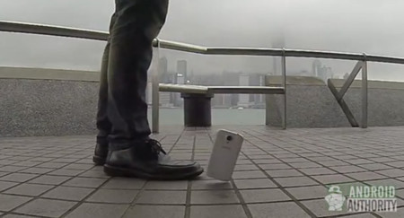 Galaxy S4 se enfrenta al iPhone 5 en un test de caídas