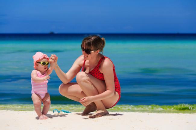 Resultado de imagen para 6 consejos para la piscina o playa de tu bebé