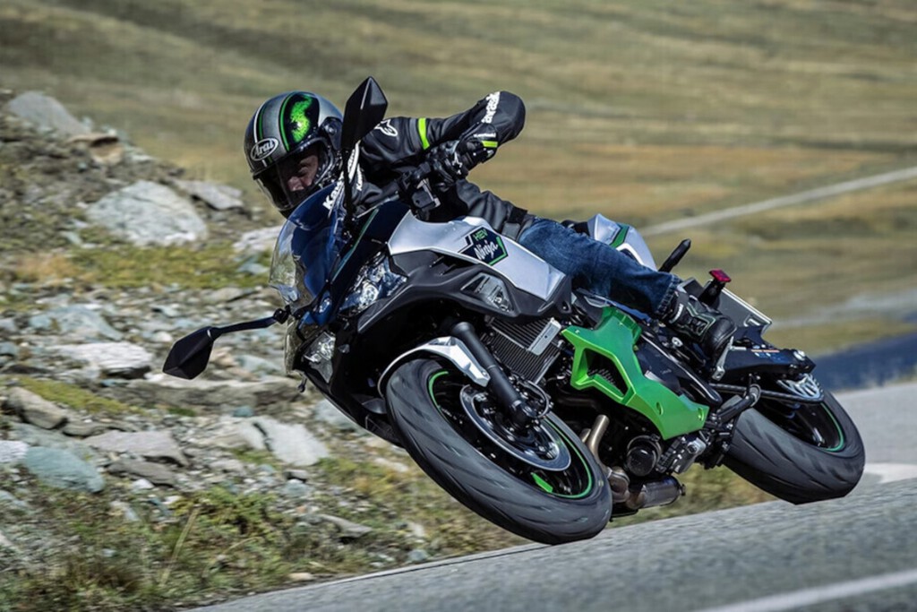 A Kawasaki teve a ideia genial do século quando uma motocicleta não estava vendendo bem: transformá-la em uma scooter e torná-la um enorme sucesso de vendas