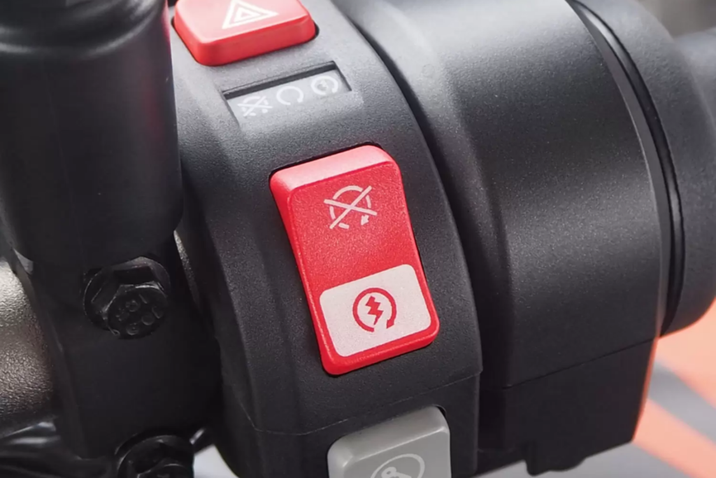 Desligar a motocicleta com o botão de emergência não resolve o problema; na verdade, aquele botão vermelho é muito mais útil do que você imagina