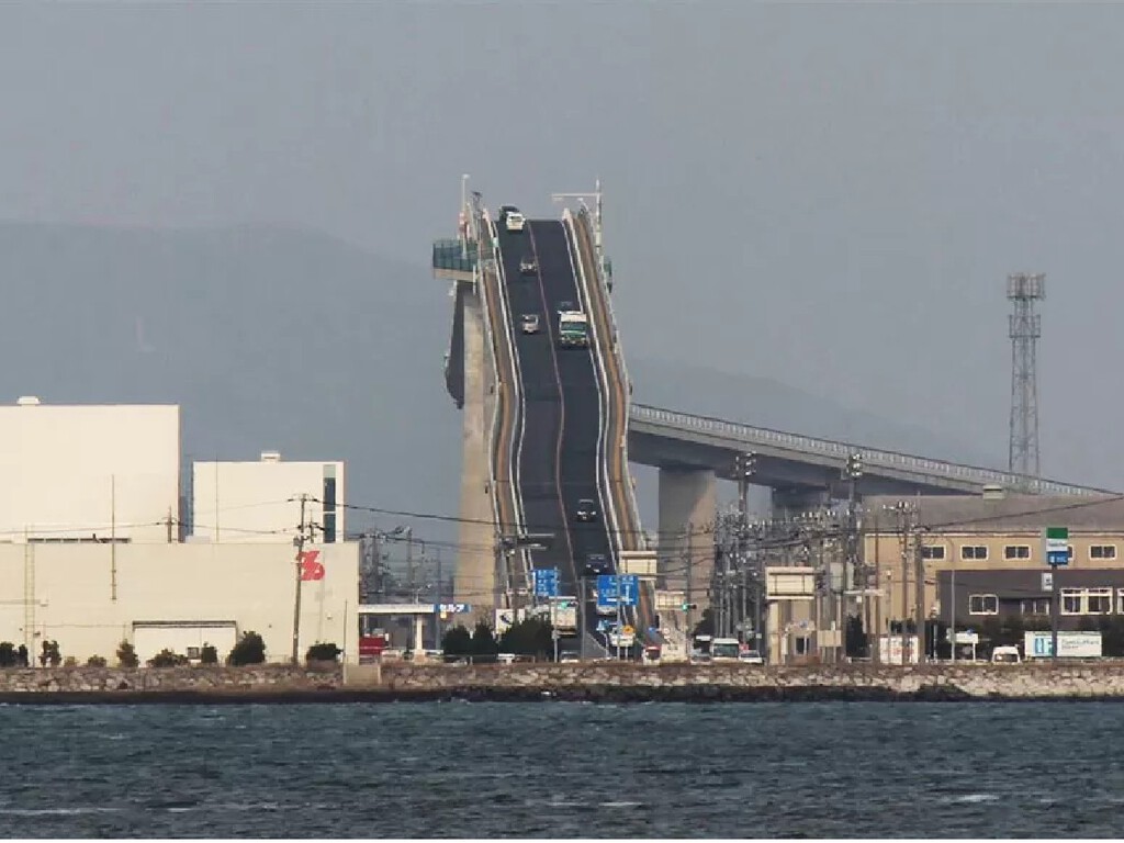 Não acredite nos seus olhos: a ponte japonesa que parece levar carros para as alturas e esconde um segredo visual