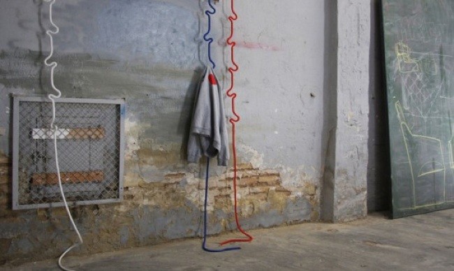 Cuerdas colgadas del techo que sirven como percheros