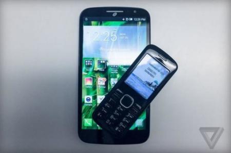 Alcatel Pop Mega, phablet de 6 pulgadas con accesorio para hablar por teléfono