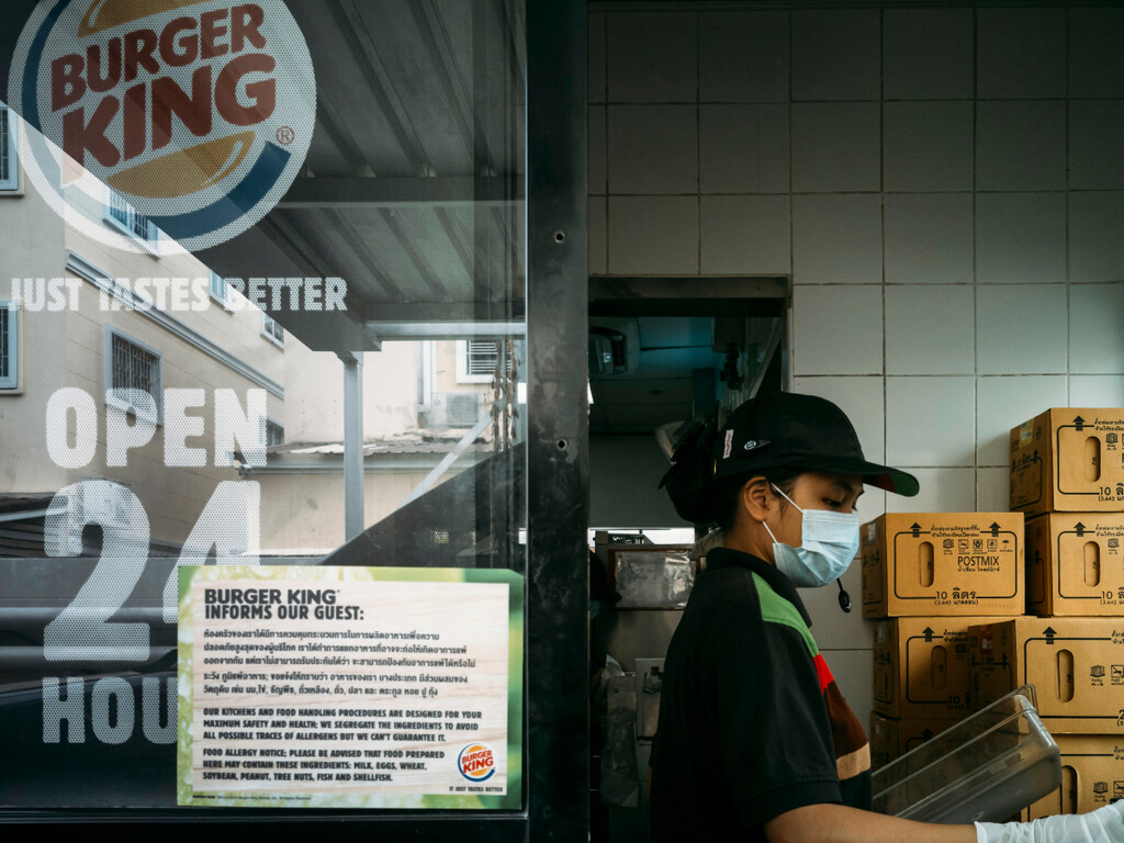 Esqueça as câmeras de segurança: Burger King vai usar IA para verificar se atendentes dizem "por favor" e "obrigado" aos clientes e forçar seus funcionários a serem educados