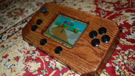 Esta espectacular consola portátil de madera utiliza Android para mover sus juegos retro