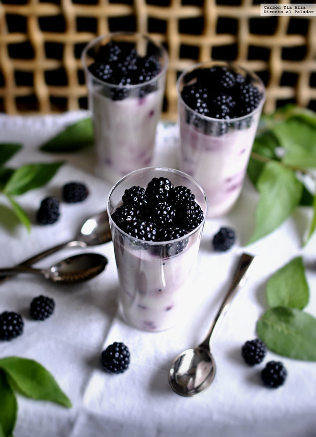 Crema de cheesecake de yogur con moras