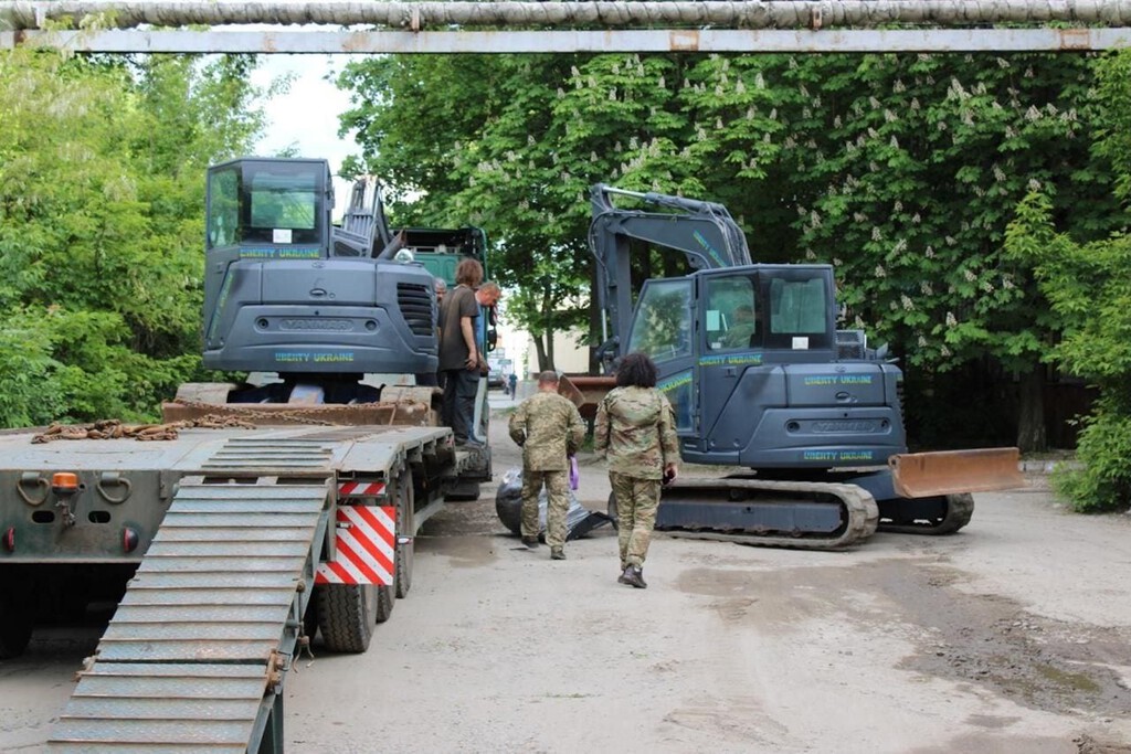 Já vimos de tudo na Ucrânia, mas isto é novidade: não são drones, nem mísseis, mas escavadeiras na linha de frente