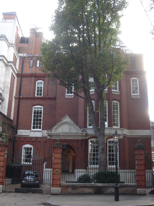 800px 1 Palace Green 01