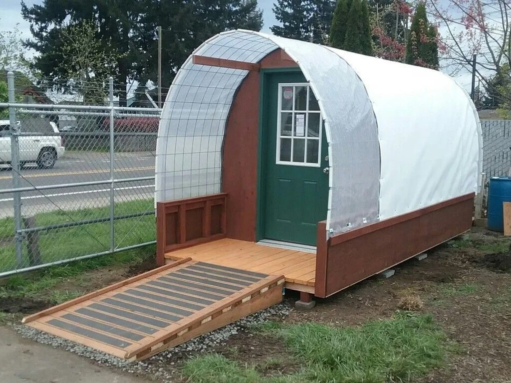 Essa cidade descobriu uma solução inesperada para ajudar pessoas em situação de rua: construir cabanas super baratas em poucas horas