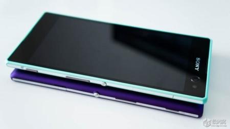 Sony Xperia C3 y Xperia T3, posan juntos delante de la cámara