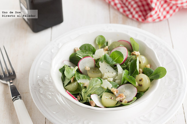 Ensalada de uvas, canónigos y queso. Receta paso a paso