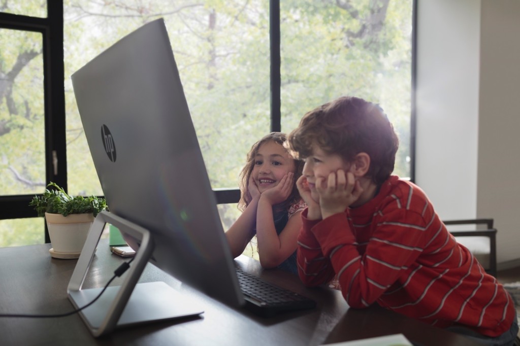 Children Watching A Movie On The Hp Pavilion All In One 1