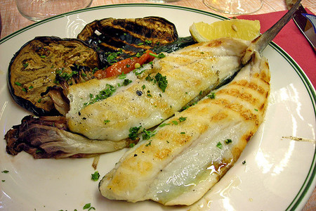 Pescado con guarnición de verduras