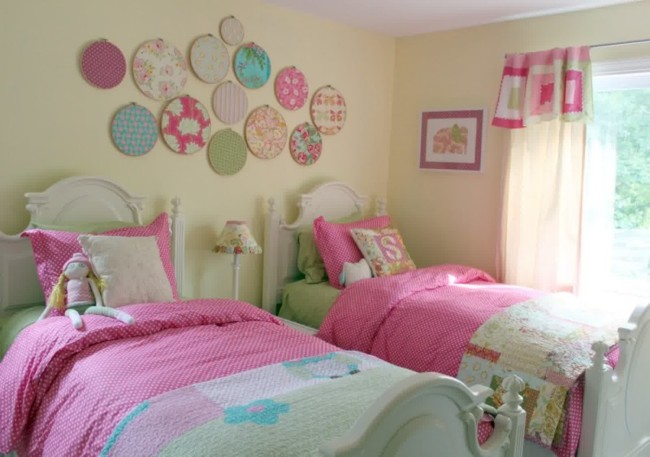 Modern Minimalist Shared Girl Room Interior Design Feats Decorative Plates Wall Decor And Medium Bay Window 900x633