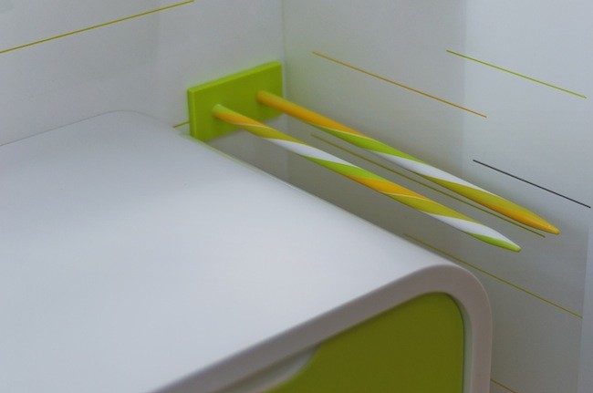 Blanco, amarillo y verde, una combinación atrevida para un baño que te