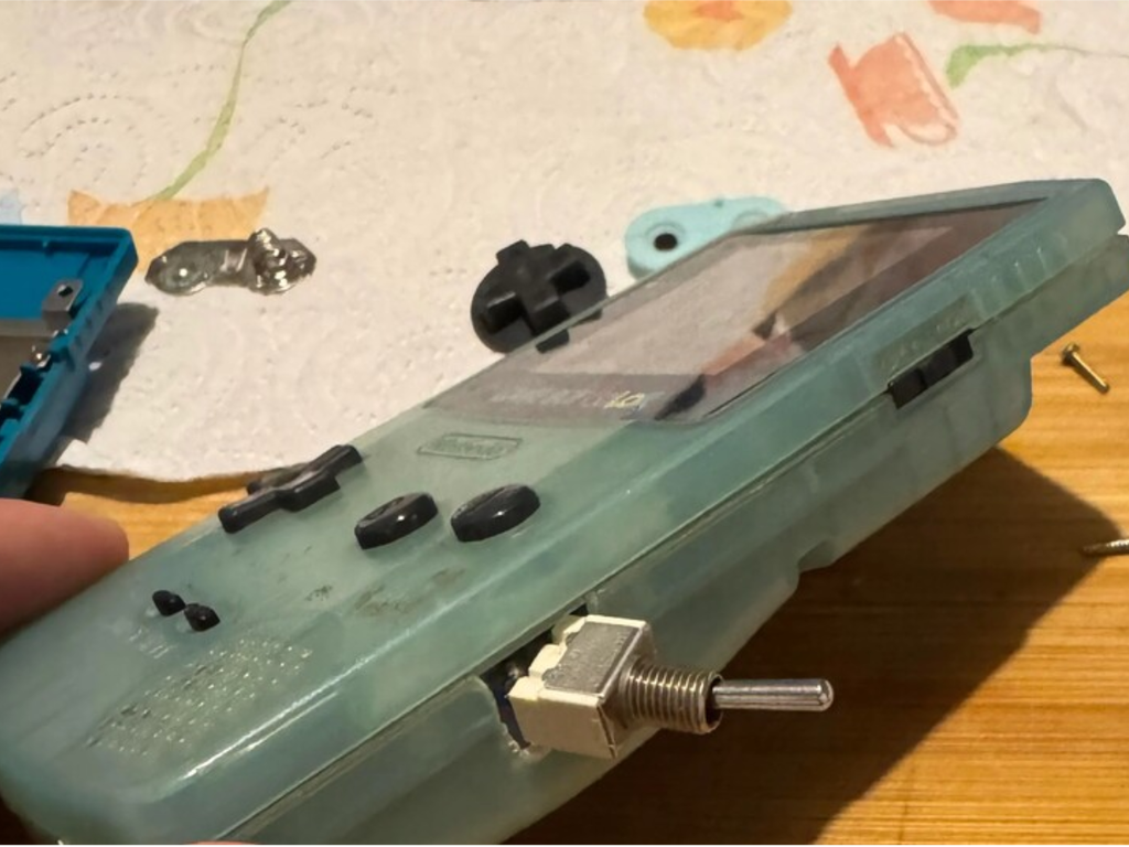 Jogador compra Game Boy usado com interruptor misterioso na lateral – e descobre que ele é bastante útil