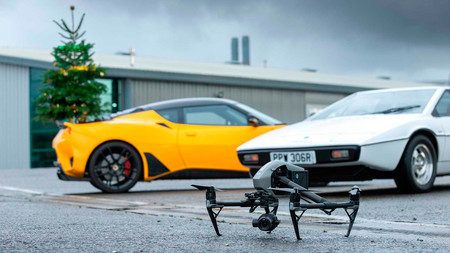 Lotus nos felicita las fiestas quemando rueda con un Evora GT410 Sport que lleva un árbol de Navidad
