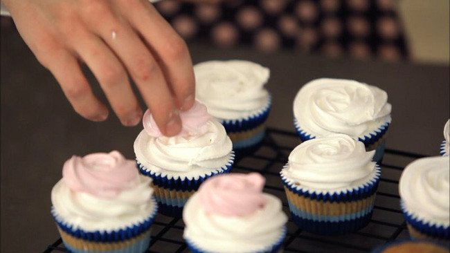 Receta de cupcakes de chocolate blanco decorados con nubes caseras