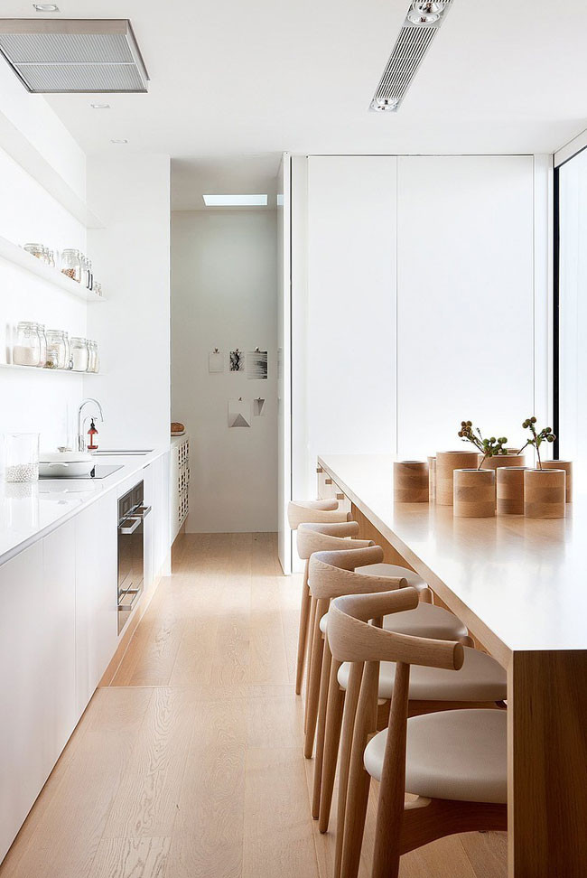 Una cocina en color haya y blanco abierta al resto de la casa