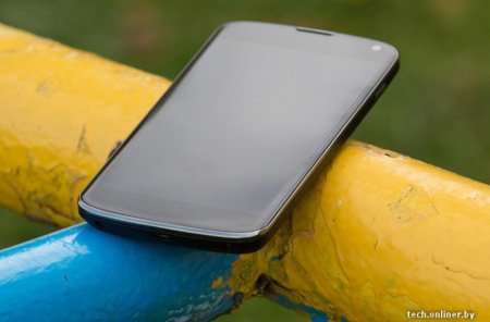 El Nexus 4 nos da la espalda en imágenes y se cierra el círculo de las especificaciones
