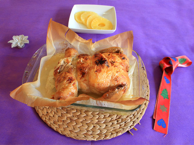 Preparación receta para la comida de Navidad. Pollo relleno de verduras y queso gouda sin lactosa