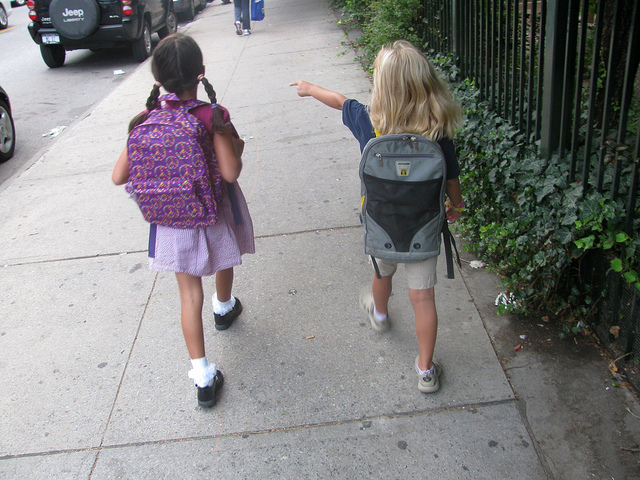 Niñas yendo al cole