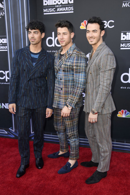 Los Jonas Brothers Le Dan Un Giro Artistico Y Colorido Al Look Sartorial Para Los Billboard Awards 3