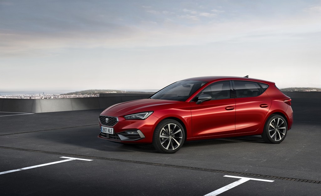 El nuevo SEAT León estrena versión híbrida enchufable con etiqueta CERO y más tecnología que nunca