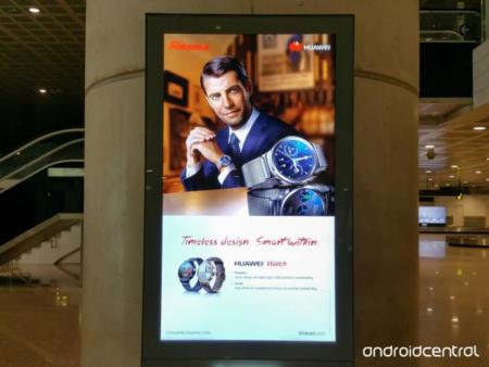 El nuevo Huawei Watch es revelado de improviso por un anuncio del Aeropuerto de El Prat